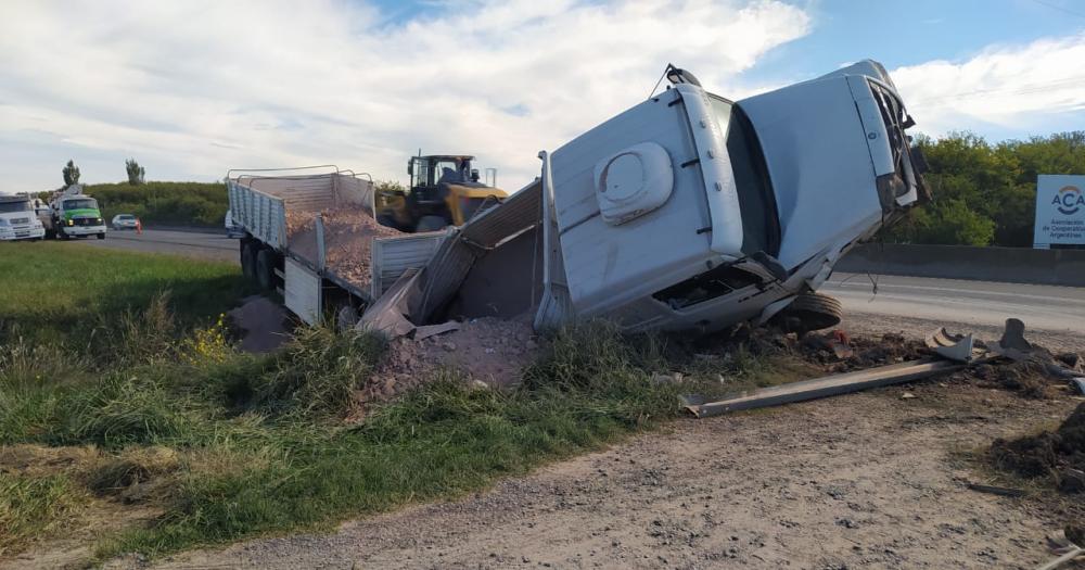 Un camioacuten volcoacute en una alcantarilla de la ruta 226- un herido