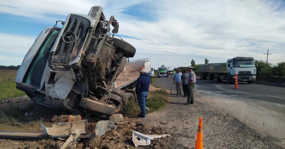 Un camioacuten volcoacute en una alcantarilla de la ruta 226- un herido