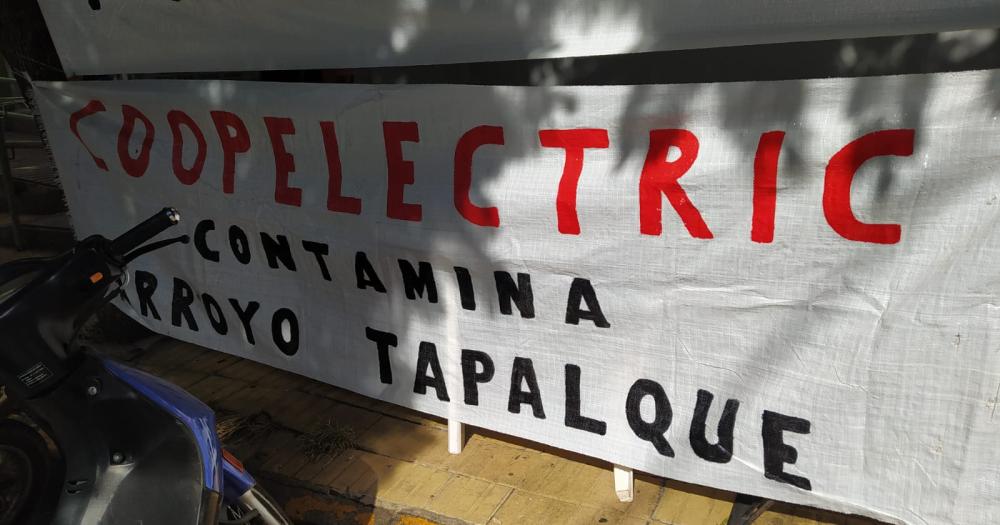 Contaminacioacuten del Arroyo- vecinos reclaman en la puerta de Coopelectric