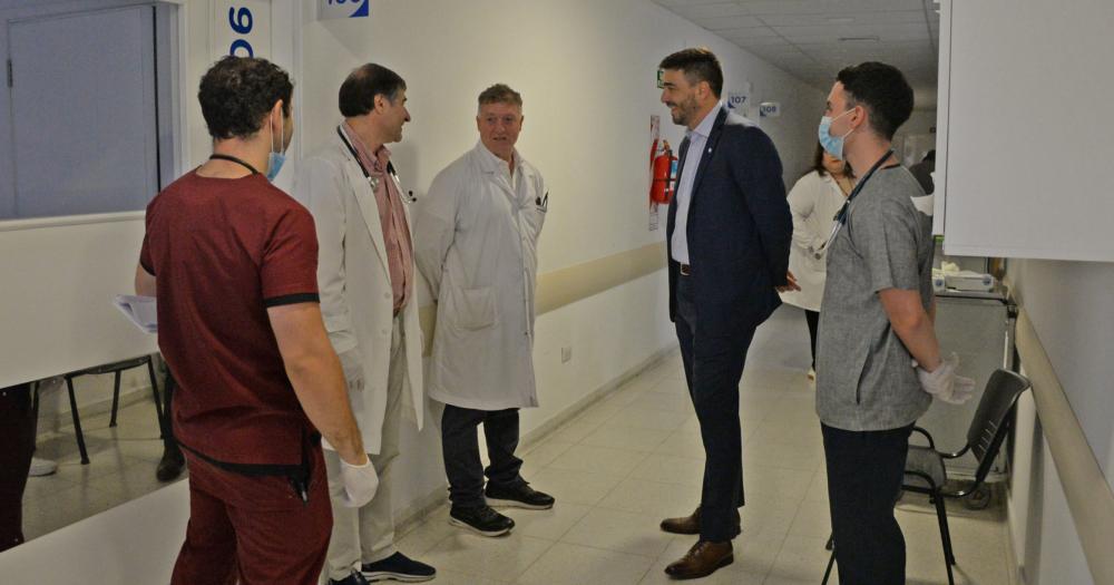 Tras el acuerdo paritario con el STMO Galli realizoacute una recorrida por el Hospital