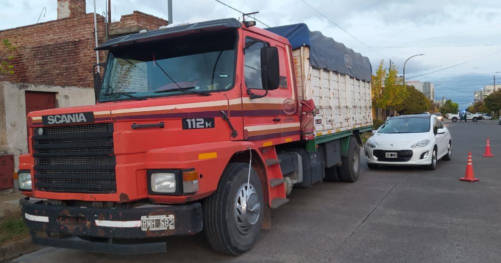 Una embarazada se descompensoacute e impactoacute contra un camioacuten