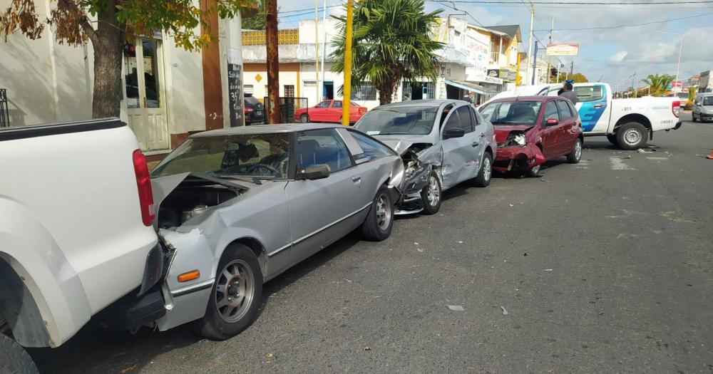 Giroacute a la izquierda en un semaacuteforo y provocoacute un quiacutentuple choque