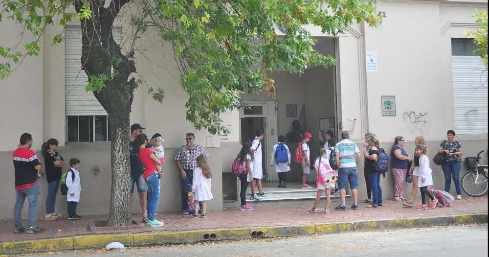 El 96-en-porciento- de la oferta en kioscos escolares de la provincia son productos ultraprocesados