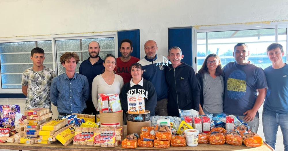 Joacutevenes de Encuentro Republicano Federal donaron alimentos al merendero del Club Sierra Chica