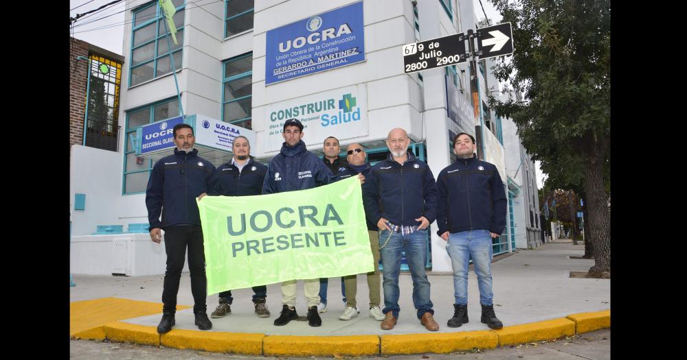 Los directivos de la Seccional Olavarría de la Unión Obrera de la Construcción frente a su sede de Belgrano y 9 de Julio