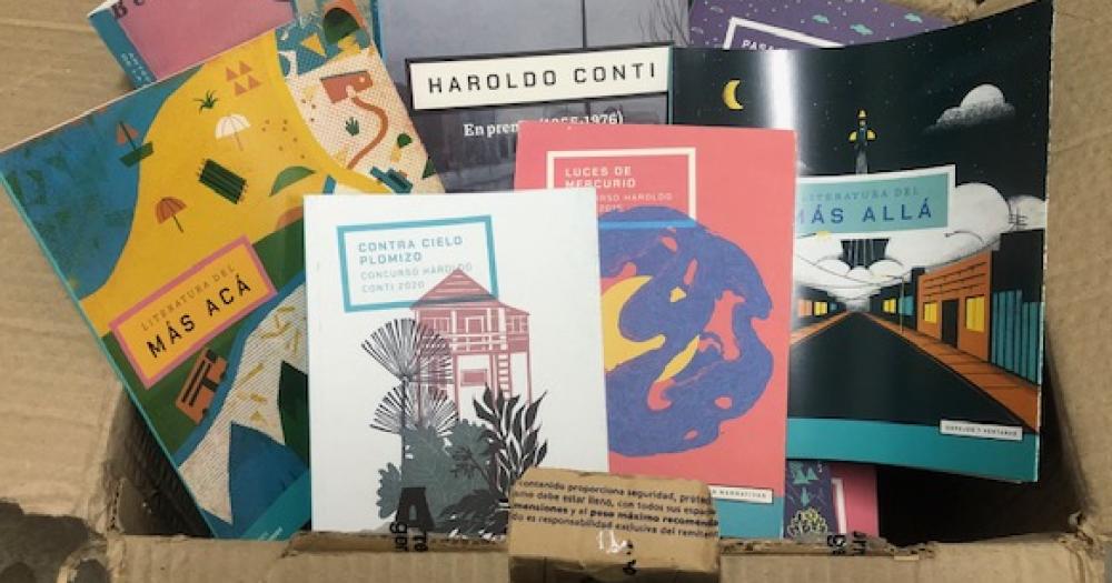 Ediciones Bonaerenses donoacute su cataacutelogo a la Biblioteca del Pabelloacuten Literario de la Unidad 38