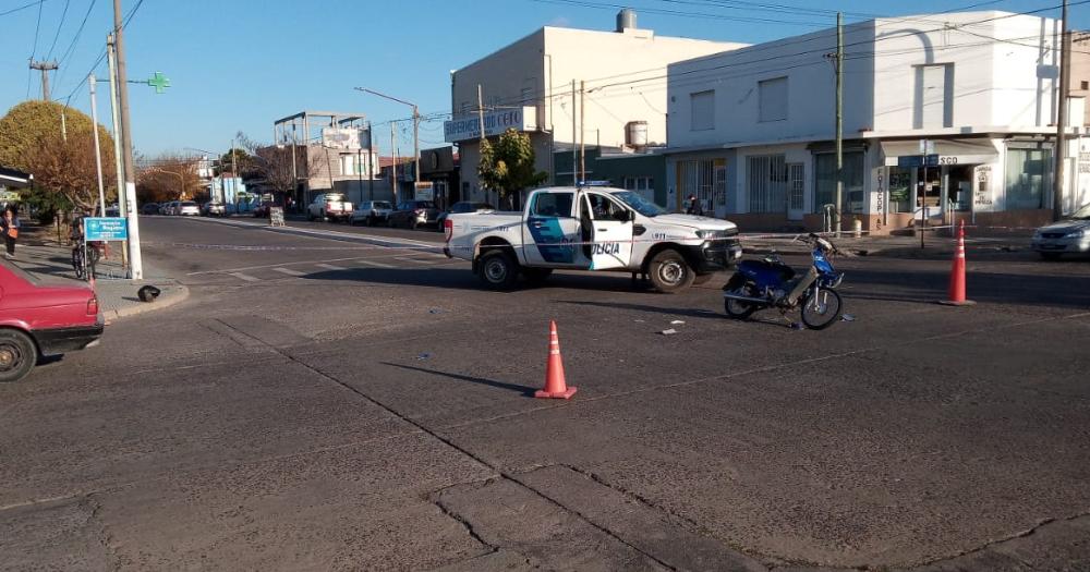 Dos heridos tras un choque entre un auto y una moto