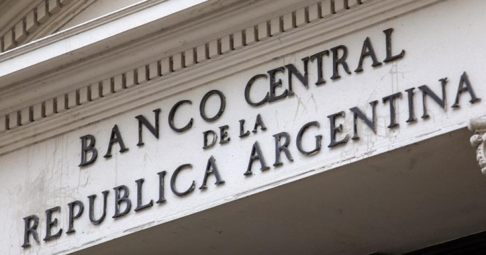 El Banco Central subiraacute la tasa de intereacutes para controlar el doacutelar