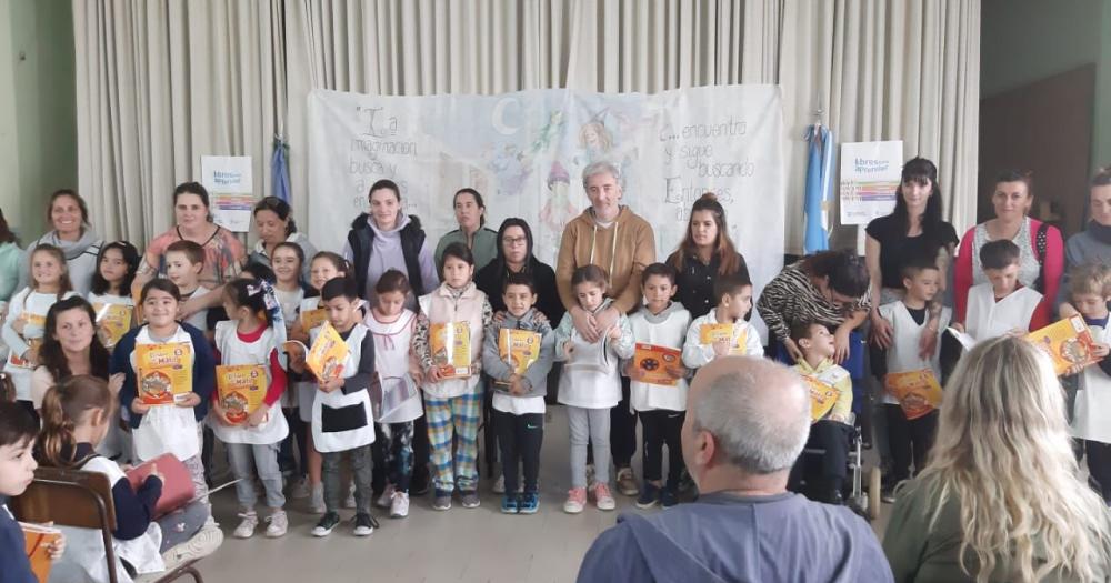 Entregaron maacutes de 400 libros a la Escuela Ndeg 12 Maria Curie de Loma Negra