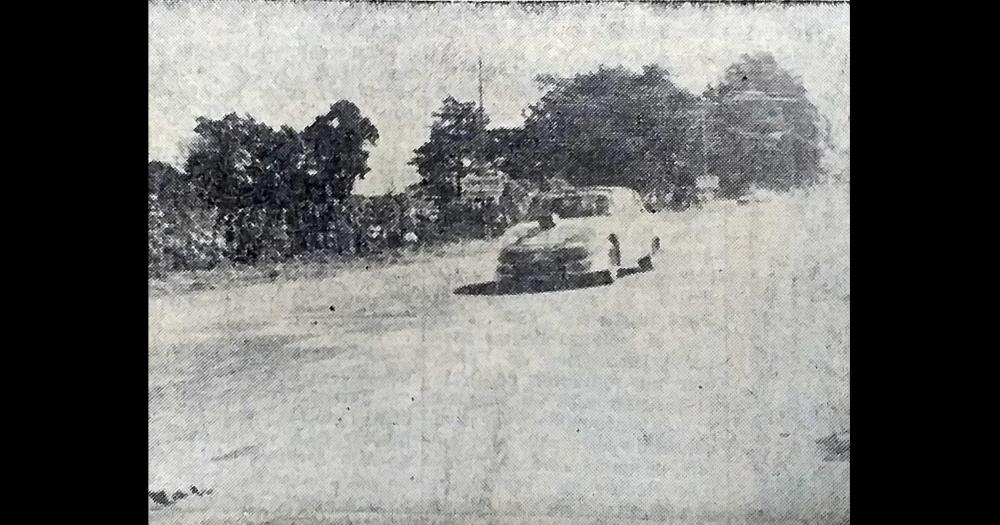 En el circuito semipermanente de la ciudad de Olavarría se corría la XVI Vuelta de Tandil de Turismo Carretera que era ganada por el piloto Nasif Estéfano (foto)