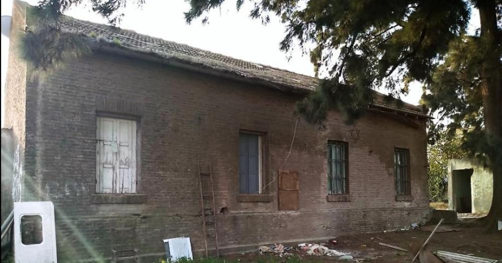 Indignacioacuten de vecinos de Sierras Bayas por la demolicioacuten de una casa del conjunto patrimonial ferroviario