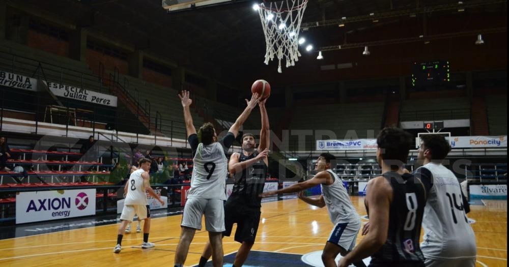 Estudiantes le ganó a Racing A Club en el Maxigimnasio