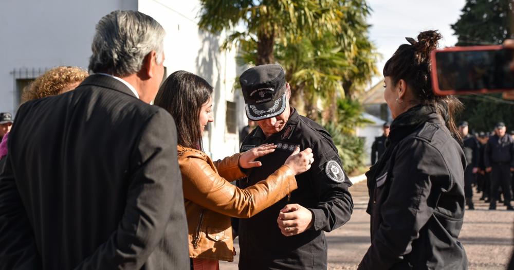 Maacutes de 500 agentes penitenciarios de caacuterceles de Sierra Chica y Urdampilleta recibieron nuevas jerarquiacuteas