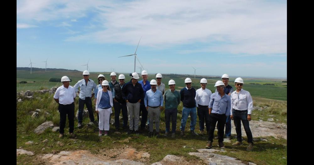 Los equipos de trabajo de YPF Luz y Cementos Avellaneda en el sector donde construir� el Parque Eólico