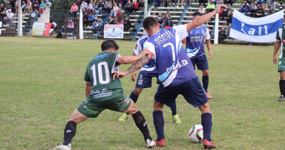 Atleacutetico Hinojo goleoacute a Sierra Chica en el claacutesico 