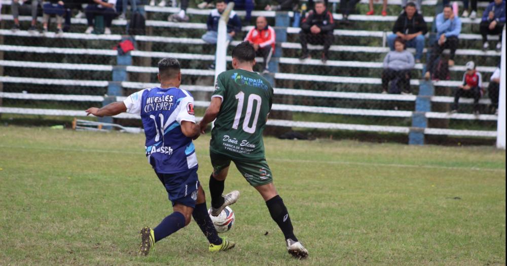 Atleacutetico Hinojo goleoacute a Sierra Chica en el claacutesico 