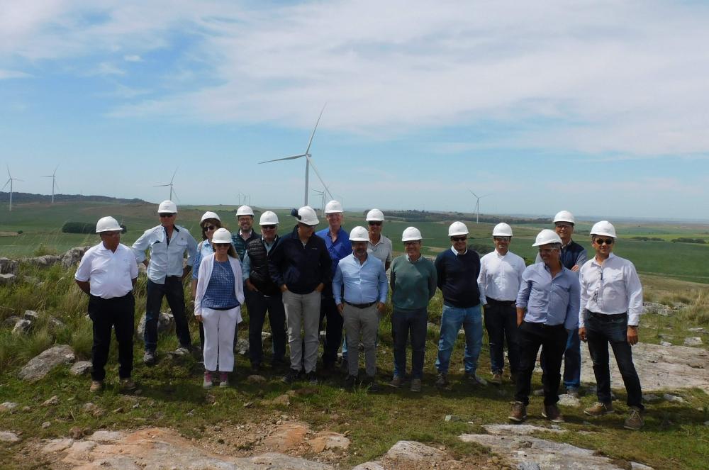 Los equipos de trabajo de YPF Luz y Cementos Avellaneda en el sector donde construir� el Parque Eólico