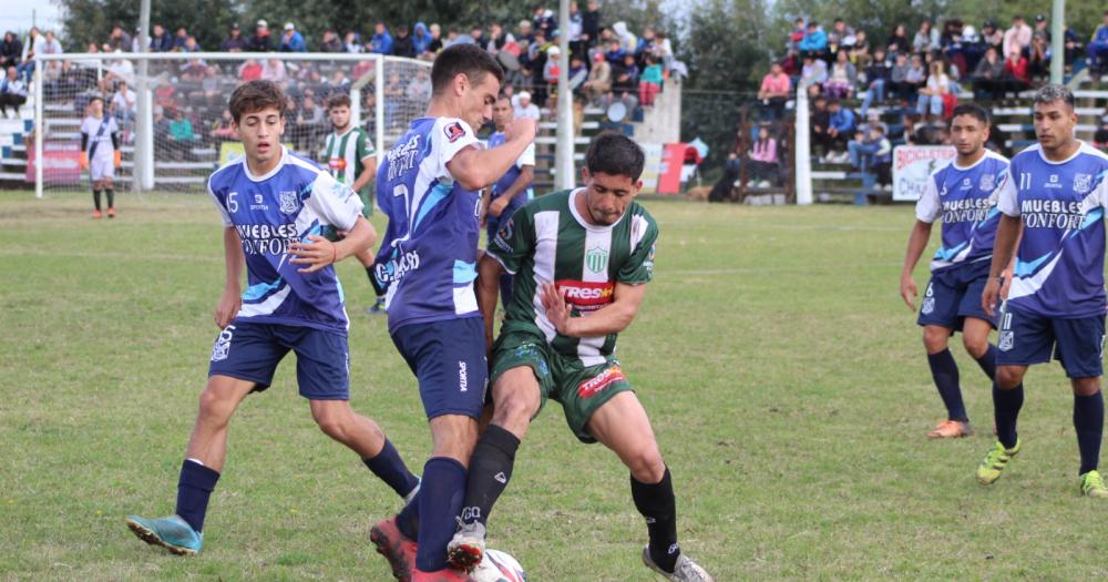 Atleacutetico Hinojo goleoacute a Sierra Chica en el claacutesico 