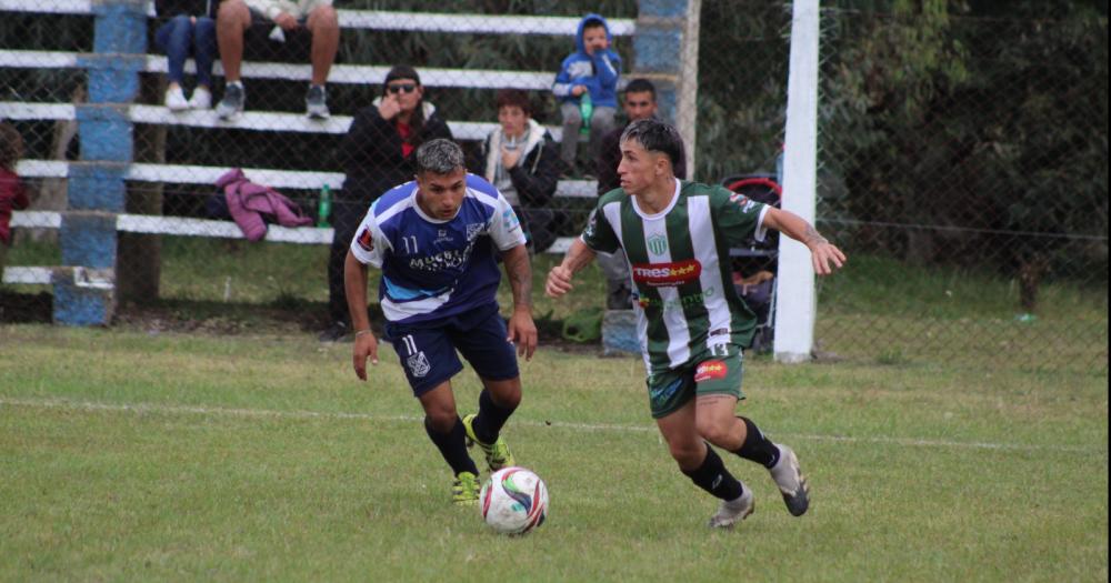 Atleacutetico Hinojo goleoacute a Sierra Chica en el claacutesico 