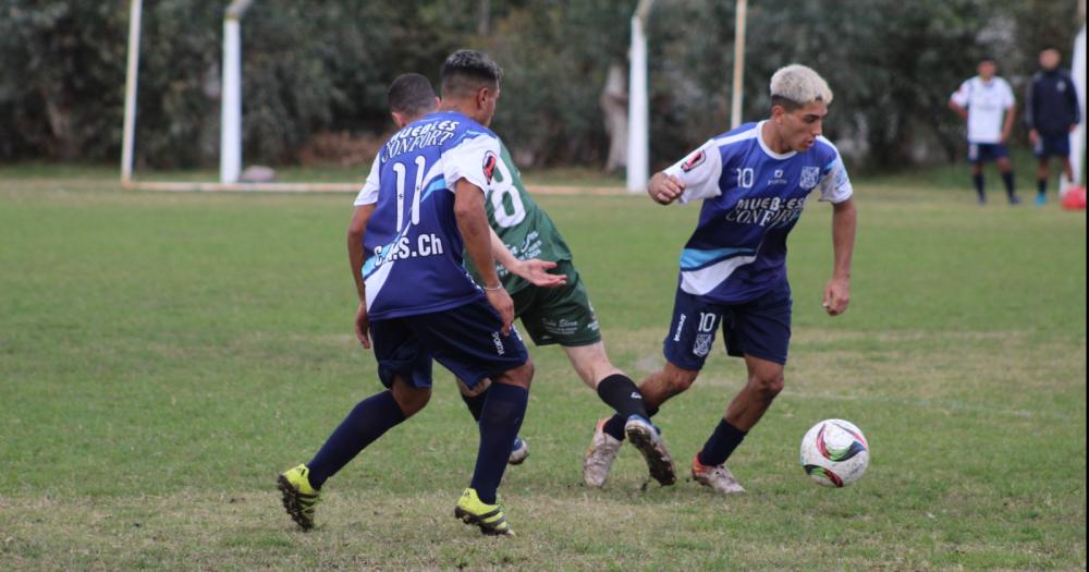 Atleacutetico Hinojo goleoacute a Sierra Chica en el claacutesico 