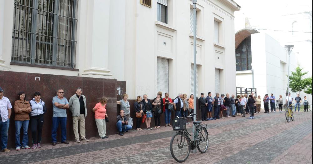 Jubilaciones tendraacuten un aumento del 21-en-porciento- y un bono de refuerzo por tres meses