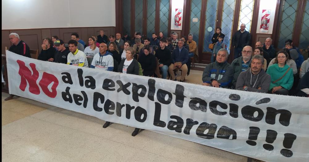 Vecinos de Sierras Bayas participan de la sesioacuten donde se define el futuro del Cerro Largo