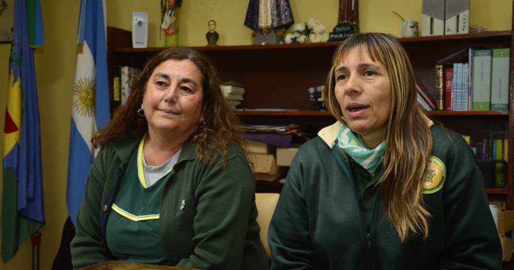 Mirta Barrag�n y Alexia Mentasti y vice y directora del Colegio Fray Mamerto Esquiú