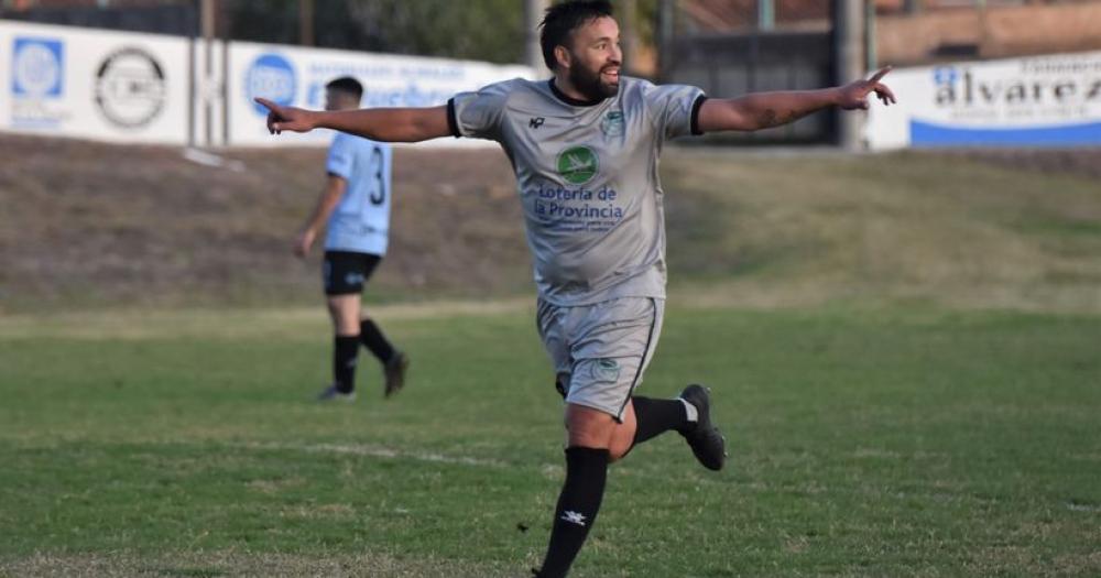 Diego Cañete anotó en el 3-0 de Municipales ante Loma Negra en el Parque Guerrero