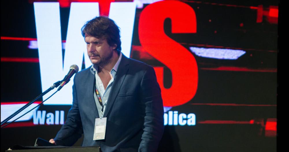 Mariano Oreguy Gerente Comercial de WS Vía Publica presentando una de las conferencias