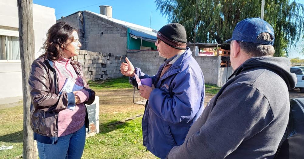 Vergel y Matrella recorrieron varios barrios en la mantildeana de este saacutebado