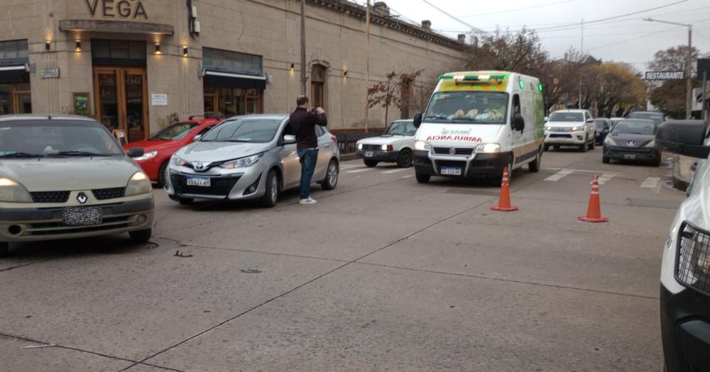 Una mujer resultoacute herida tras un choque entre dos autos