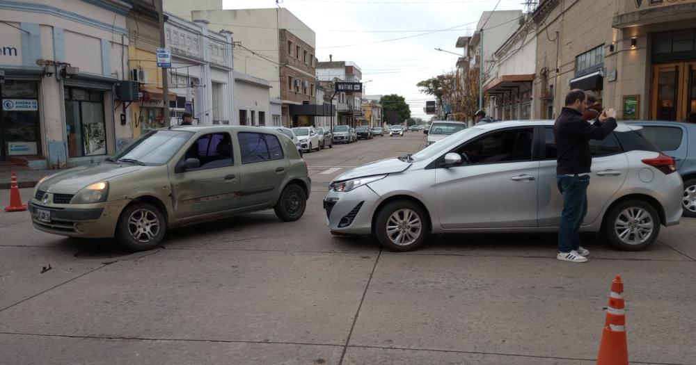 Una mujer resultoacute herida tras un choque entre dos autos