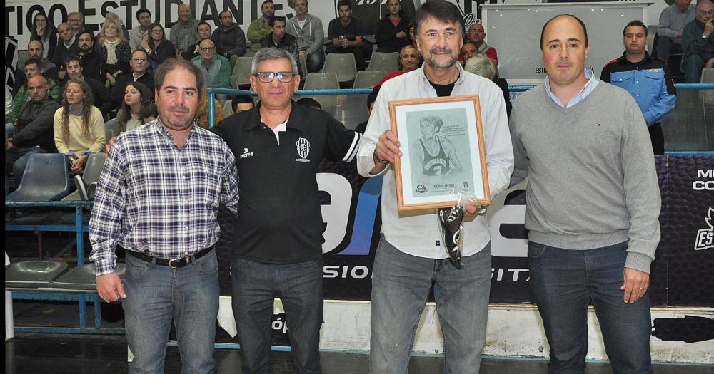 El Rata fue homenajeado por la Comisión de B�squetbol de Estudiantes