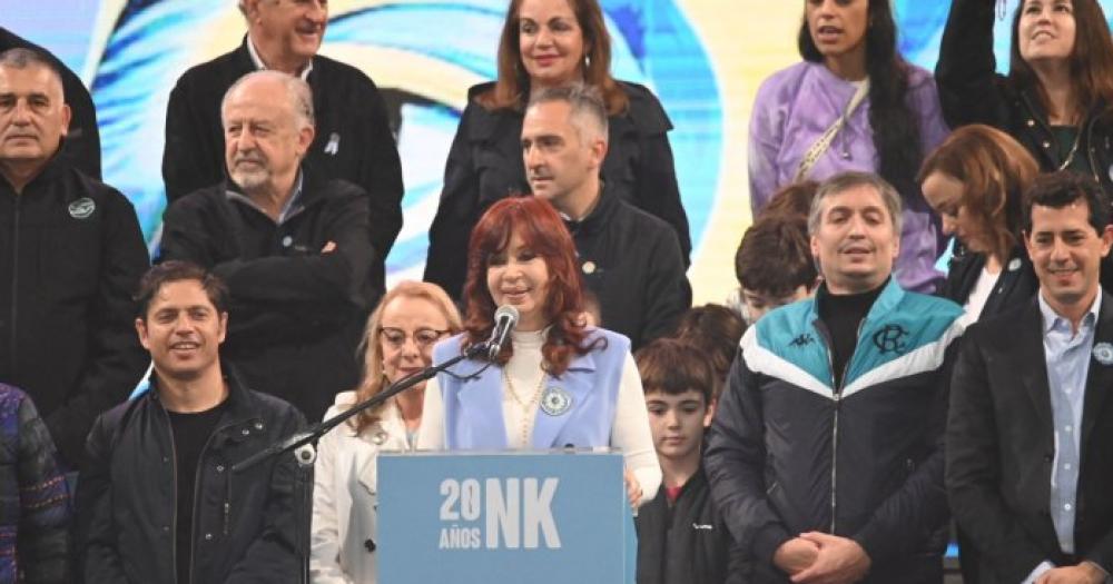 Sin definicioacuten de candidaturas Cristina Kirchner colmoacute la Plaza de Mayo y pidioacute renovar el pacto democraacutetico