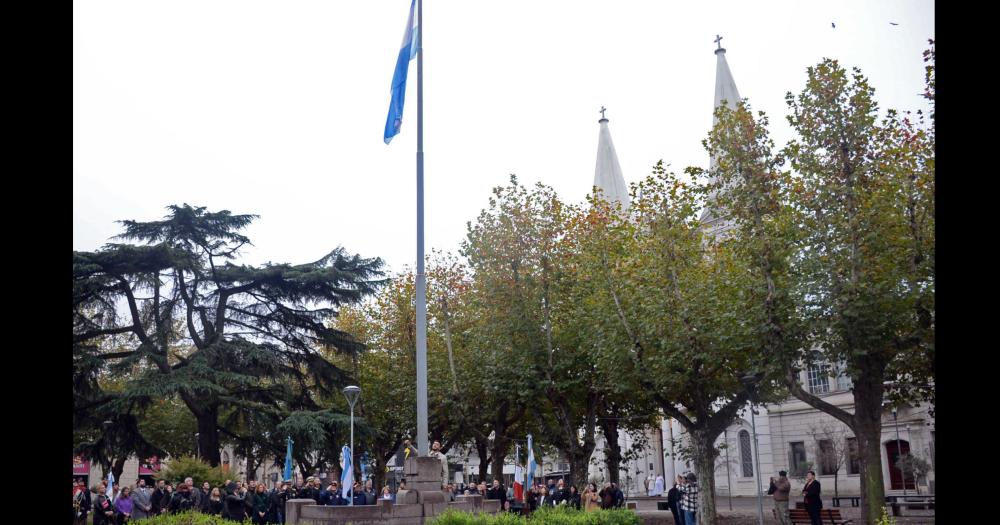 Con el izamiento de la Bandera comenzoacute la celebracioacuten por la Revolucioacuten de Mayo