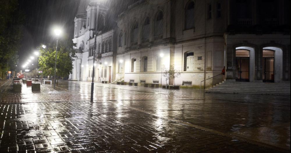 El mal clima no da tregua- evacuados calles inundadas y caiacuteda de aacuterboles por las fuertes tormentas