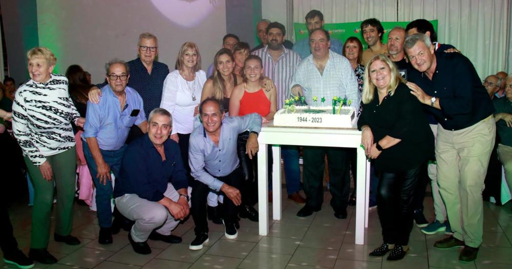 El corte de la torta a cargo del presidente José Maceo por los 79 años del Club Pueblo Nuevo