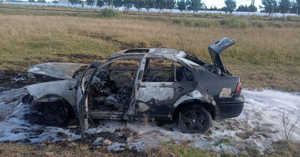 Una mujer fue aprehendida por prenderle fuego el auto a su pareja