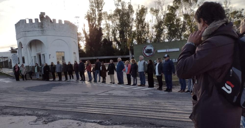 Vecinos de Sierras Bayas realizaron un abrazo simboacutelico a la Primera Faacutebrica de Cemento Portland