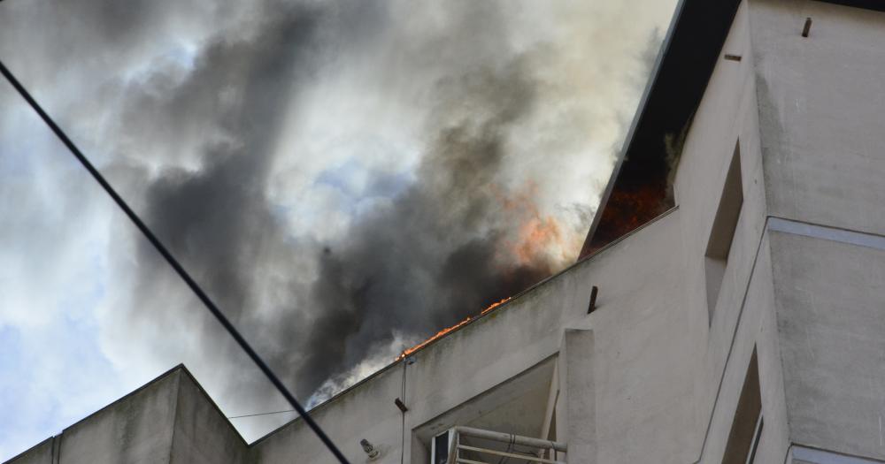 Voraz incendio en el deacutecimo piso del edificio de Moreno y Dorrego