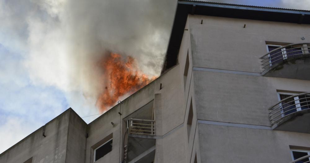 Voraz incendio en el deacutecimo piso del edificio de Moreno y Dorrego