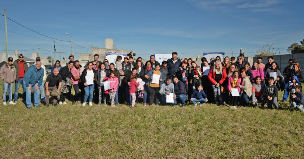 El Intendente encabezoacute la entrega de 20 lotes para autoconstruccioacuten en el barrio Pickelado