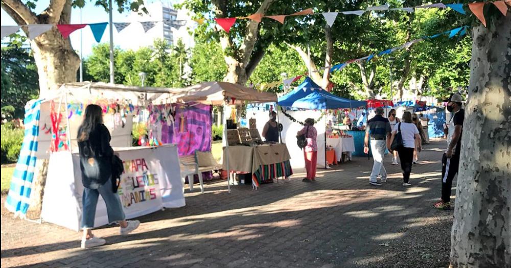 Feria de artesanos por el Diacutea del Padre