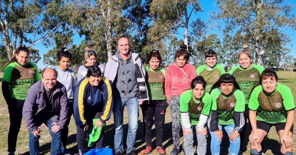 Eduardo Rodriacuteguez en el barrio Eucaliptus con apoyo al fuacutetbol femenino