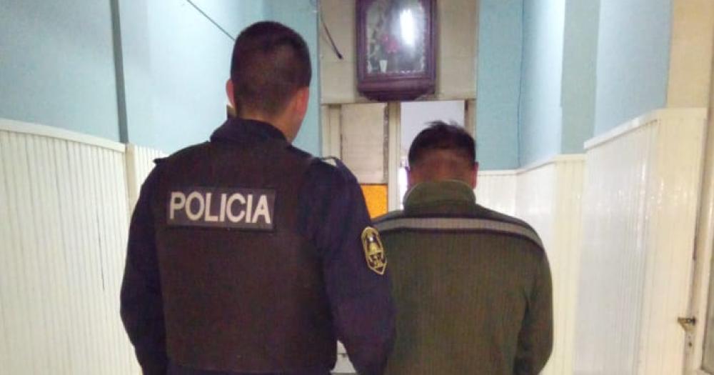 Intentoacute robar tejas de una vivienda y fue aprehendido