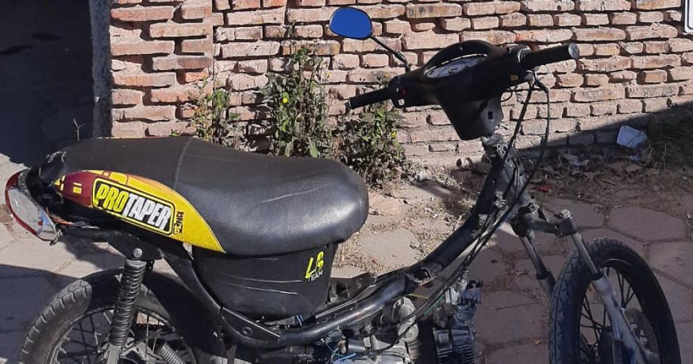 Un adolescente fue aprehendido por circular en una moto con patente adulterada