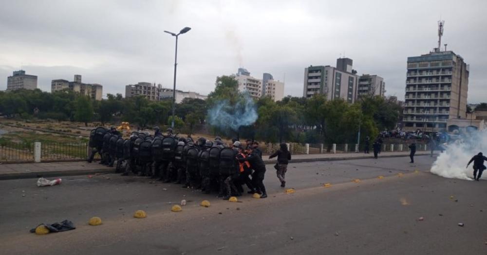 Serios incidentes en Jujuy- quisieron prender fuego la Legislatura mientras se trataba la reforma Constitucional