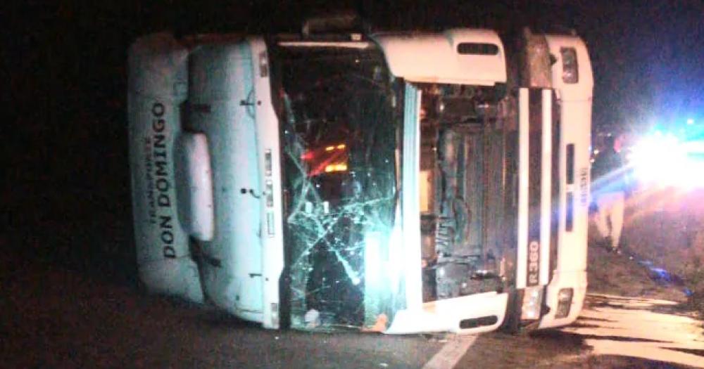 Un camionero olavarriense protagonizoacute un vuelco en Las Flores