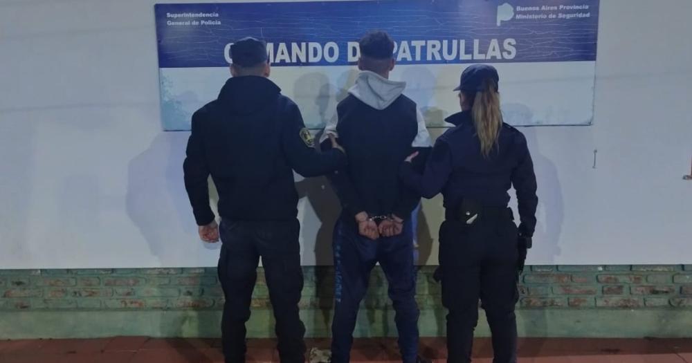 Dos joacutevenes fueron aprehendidos tras robar un celular