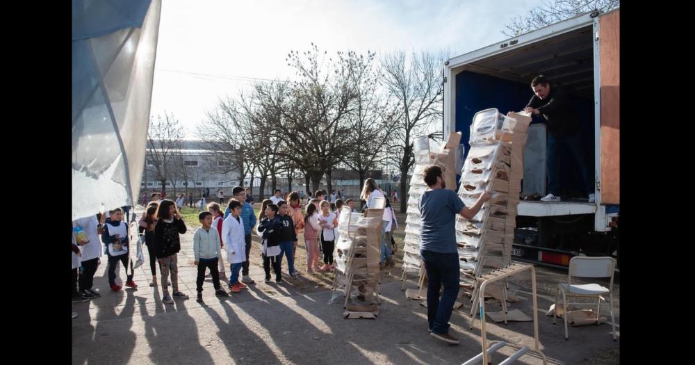 Las escuelas de la ciudad sigue recibiendo mobiliario